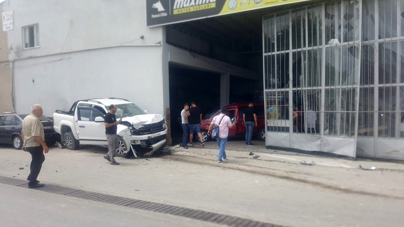 AFYONKARAHİSAR’DA ÇARPIŞAN OTOMOBİLLERDEN BİRİ KONTROLDEN ÇIKIP TAMİRCİ DÜKKANINDAN İÇERİ GİRDİ