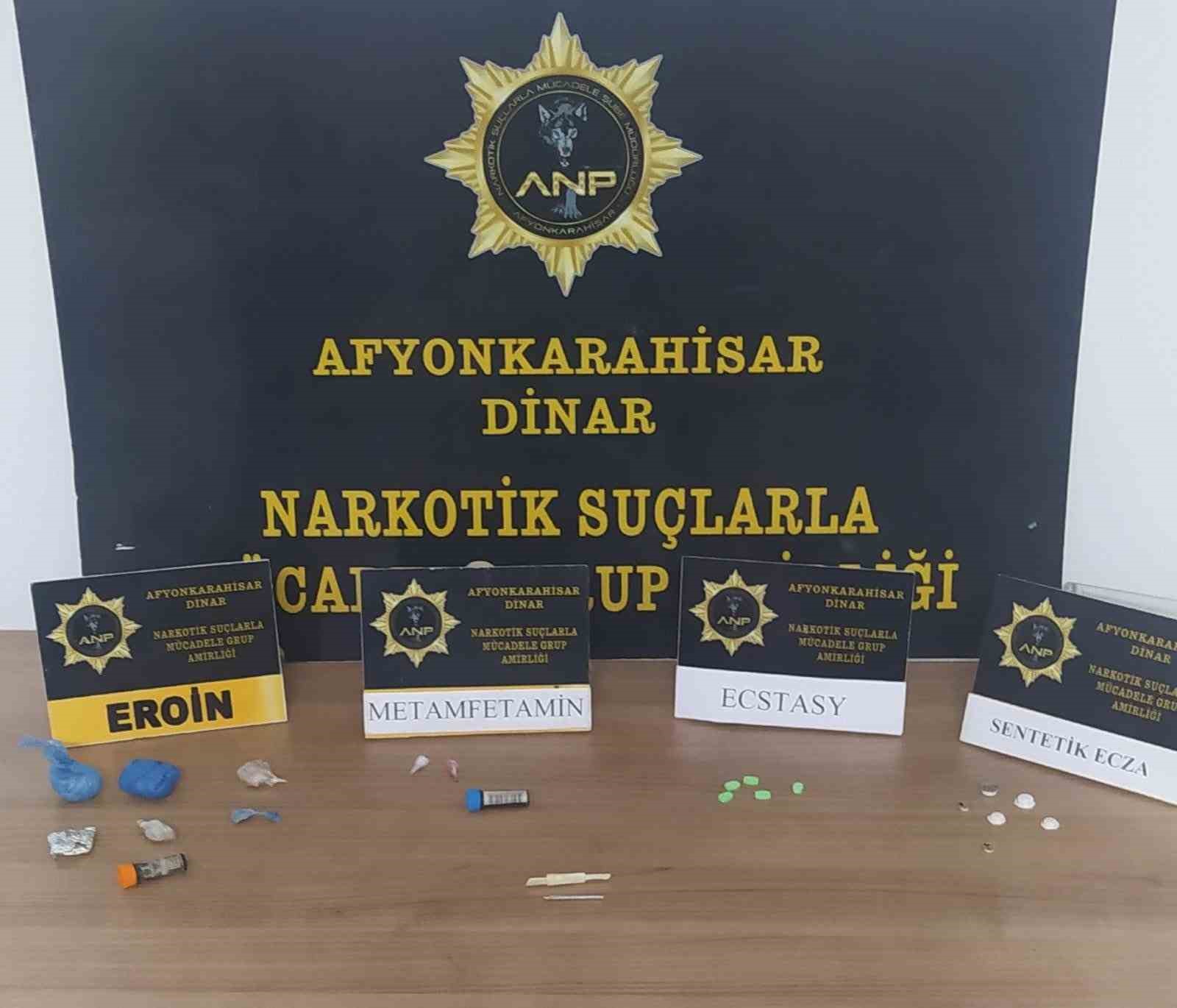 AFYONKARAHİSAR’IN DİNAR İLÇESİNDE DURDURULAN BİR ARAÇTA YAPILAN ARAMADA 38 GRAM