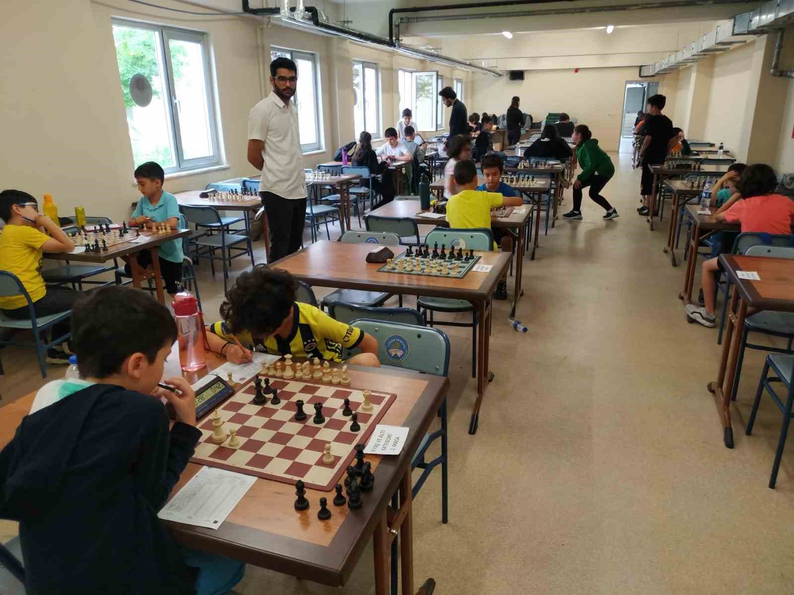 AFYONKARAHİSAR YAZ KUPASI SATRANÇ TURNUVASI ÇİĞİLTEPE SPOR SALONUNDA 72 SPORCUNUN