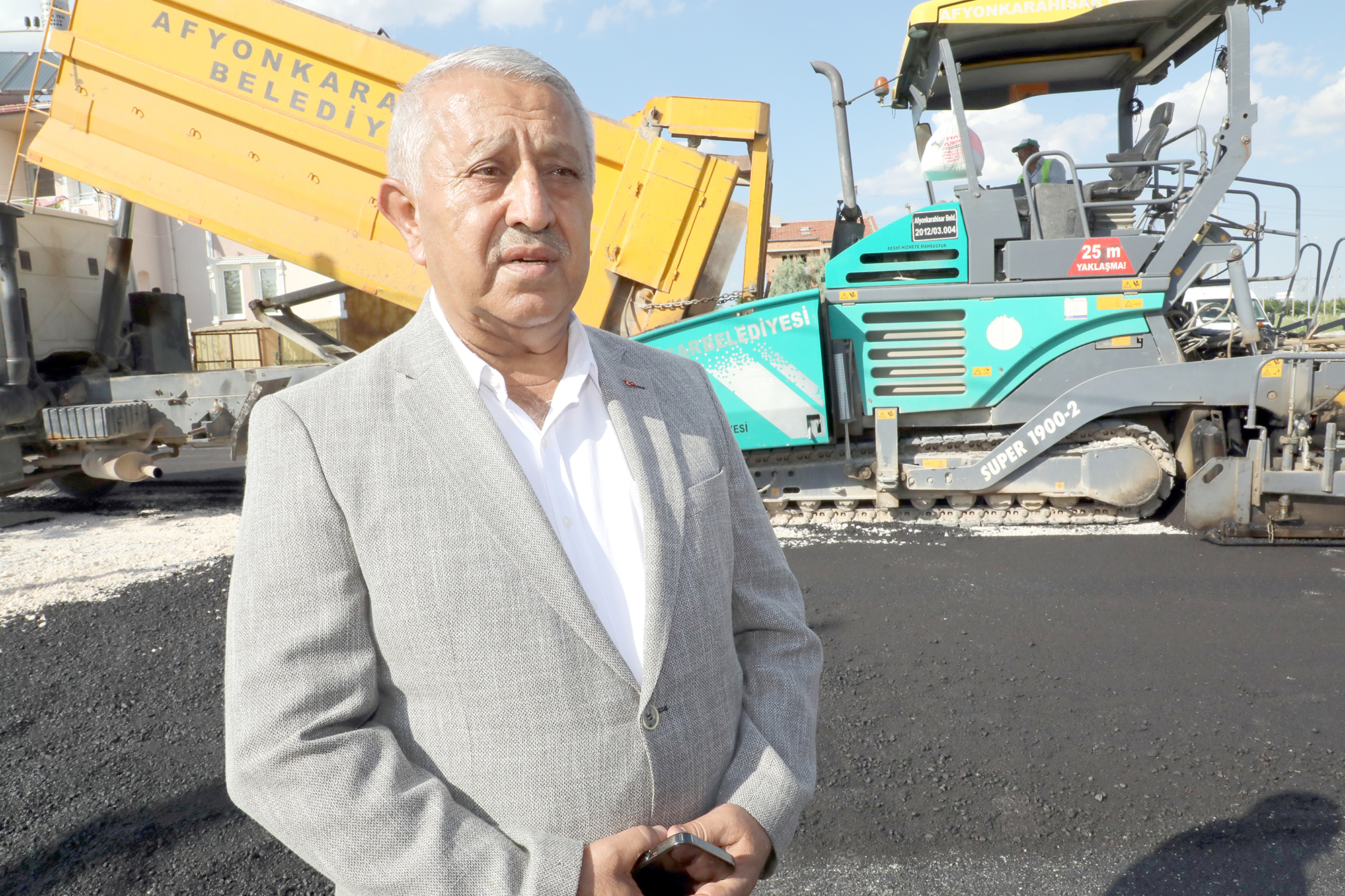   Afyonkarahisar Belediyesi Uydukent bölgesinde sıcak asfalt çalışmaları için düğmeye