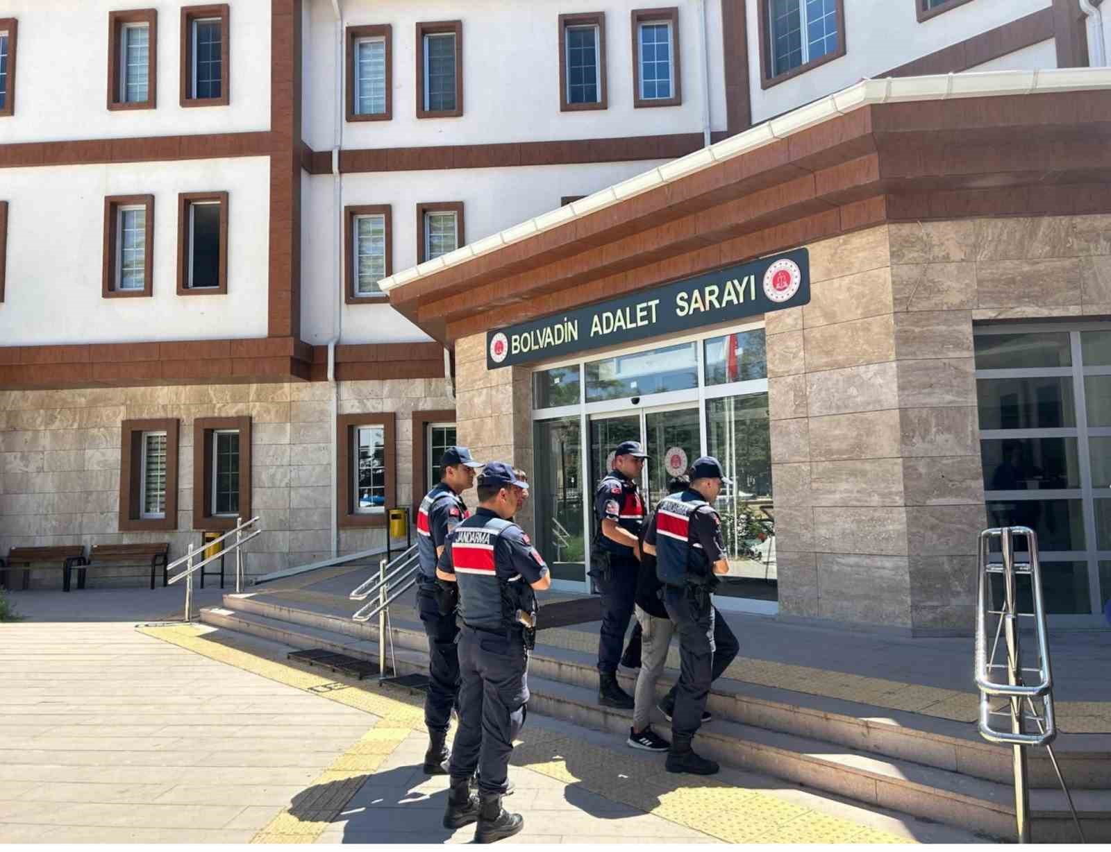 AFYONKARAHİSAR’DA JANDARMA SUÇ ARAŞTIRMA TİMİ (JASAT) KENTİN FARKLI İLÇELERİNDE 5