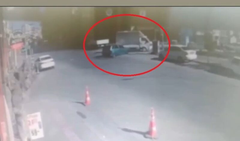 Bursa’da otomobil yolu ortalamayınca karşıdan gelen otomobille kafa kafaya çarpıştı.