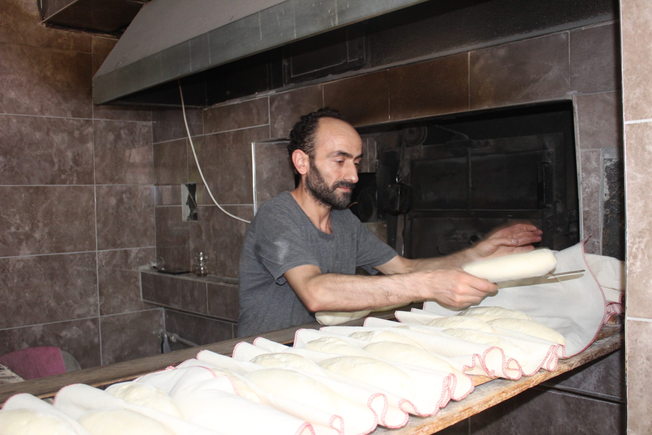 Afyonkarahisar’da hava sıcaklıklarının 33 dereceye kadar yükselmesi fırıncı esnafına zor
