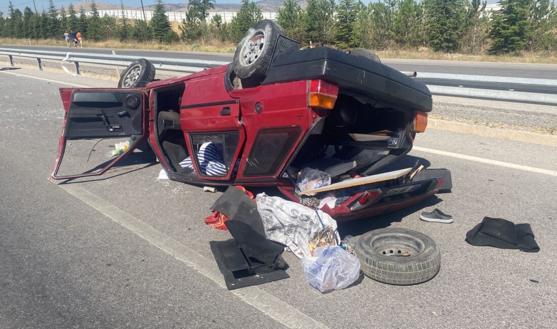 Afyonkarahisar’da kontrolden çıkarak bariyerlere çarpıp ardından taklalar atan otomobilde 3