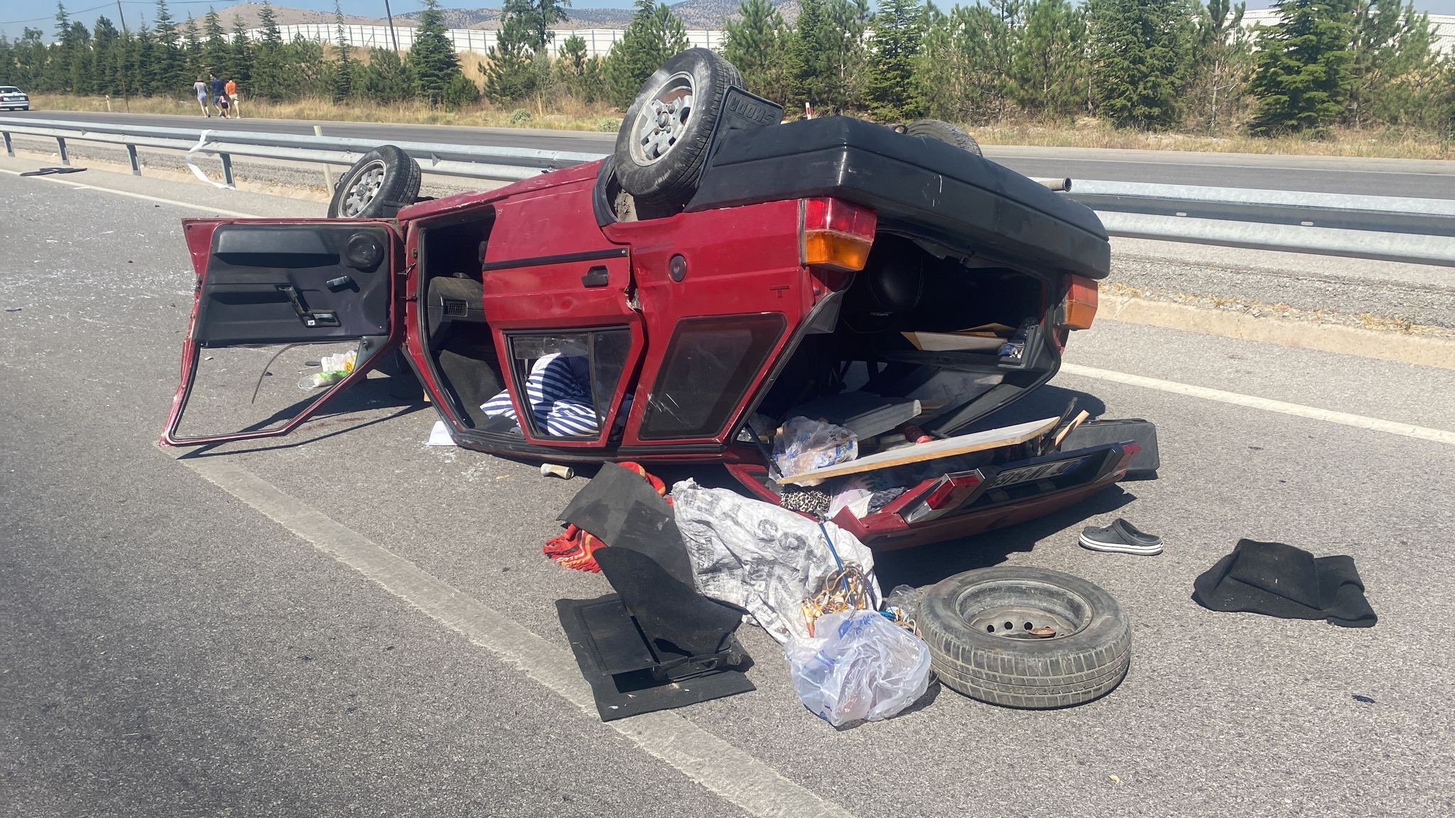 Afyonkarahisar’da kontrolden çıkarak bariyerlere çarpıp ardından taklalar atan otomobilde 3