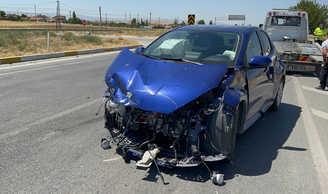 Afyonkarahisar’da iki otomobilin çarpışması sonucu meydana gelen trafik kazasında araçlardan