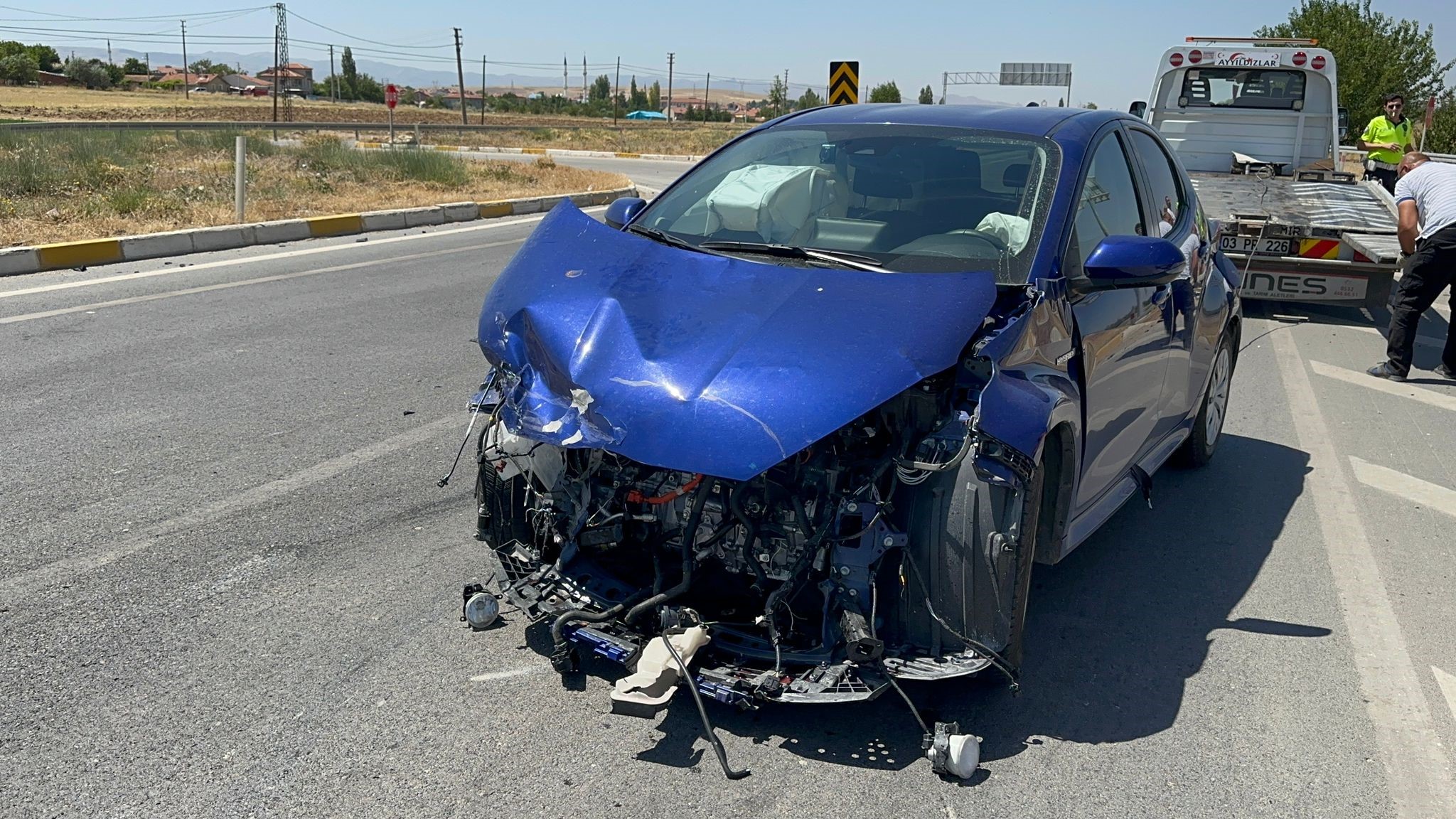Afyonkarahisar’da iki otomobilin çarpışması sonucu meydana gelen trafik kazasında araçlardan