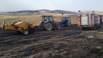 Afyonkarahisar’ın Sandıklı ilçesinde çıkan saman yangınında 2 traktör yanarak kullanılamaz