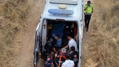 Kütahya-Afyonkarahisar yolunda sürücüsünün direksiyon hakimiyetini kaybetmesi sonucu şarampole yuvarlanan araçta