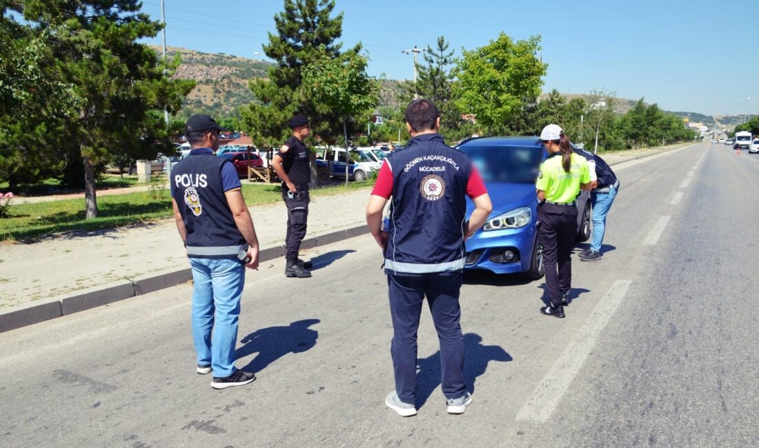 Afyonkarahisar’da polis tarafından gerçekleştirilen ‘Düzensiz Göç ile Mücadeleye Yönelik Huzur