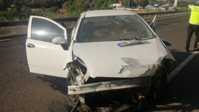 Uşak’ın Banaz ilçesinde sürücüsünün kontrolünden çıkan otomobilin bariyerlere çarpması sonucu