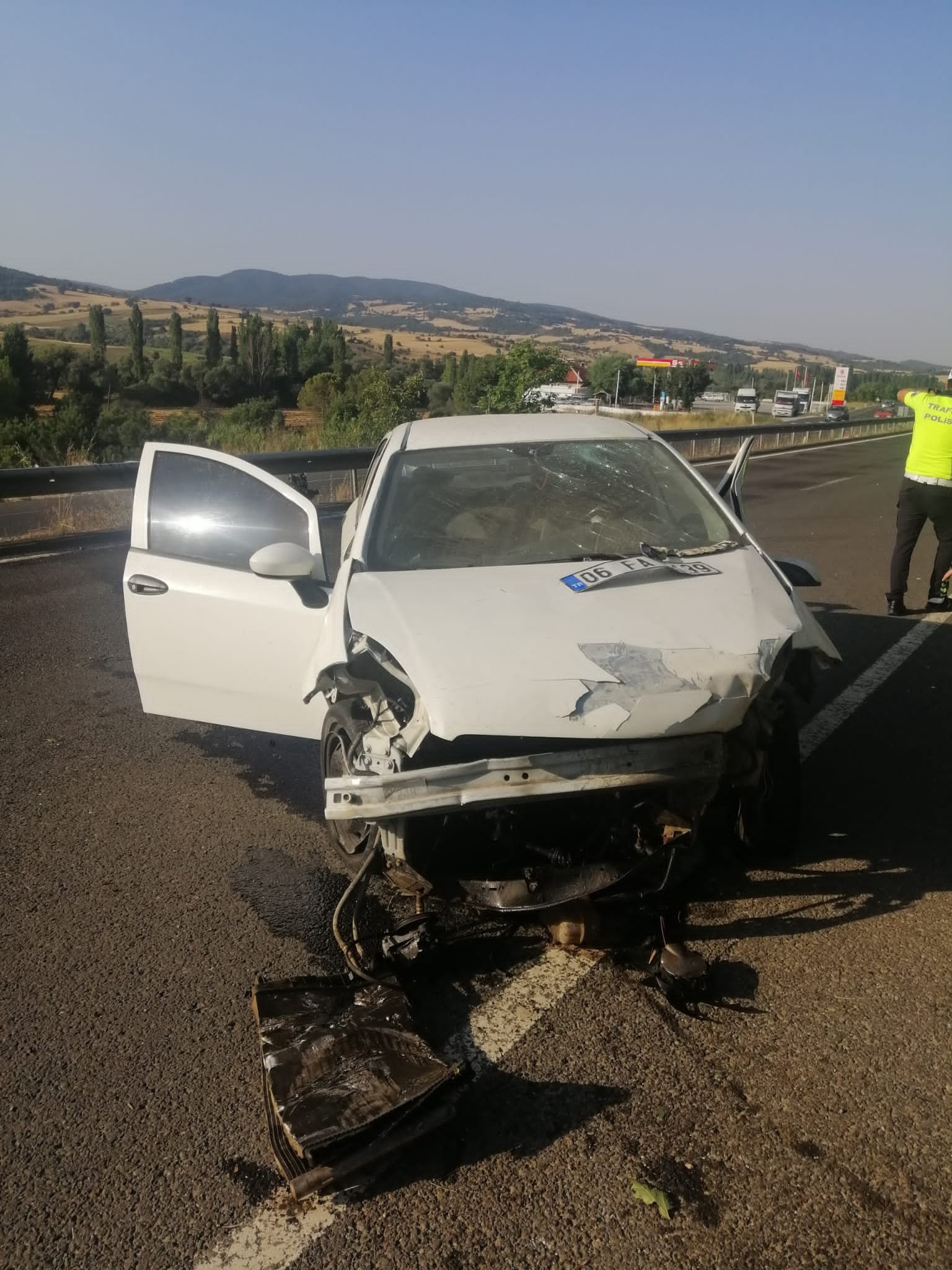 Uşak’ın Banaz ilçesinde sürücüsünün kontrolünden çıkan otomobilin bariyerlere çarpması sonucu