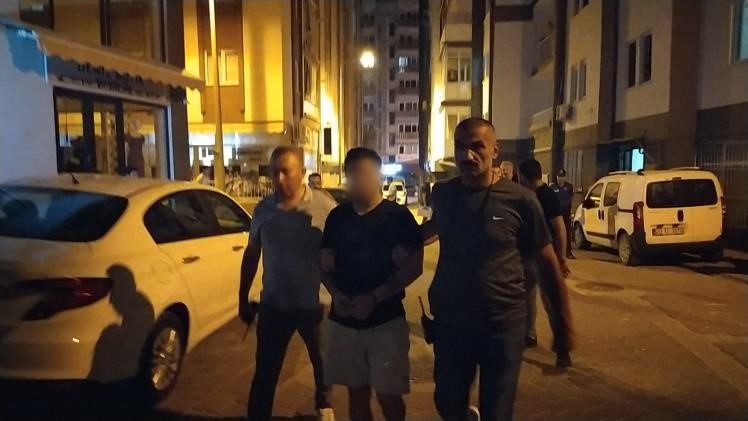 Denizli’de dedesinden kalan tabancayı temizleyen genç, annesini yanlışlıkla bacağından vurdu.
