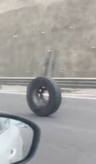 Kuzey Marmara Otoban’da seyir halindeki kamyondan fırlayan tekerlek, yolda diğer