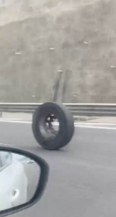 Kuzey Marmara Otoban’da seyir halindeki kamyondan fırlayan tekerlek, yolda diğer