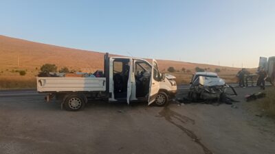 Afyonkarahisar’da, sürücü değiştirmek için yol kenarında duran kamyonete otomobilin çarpması