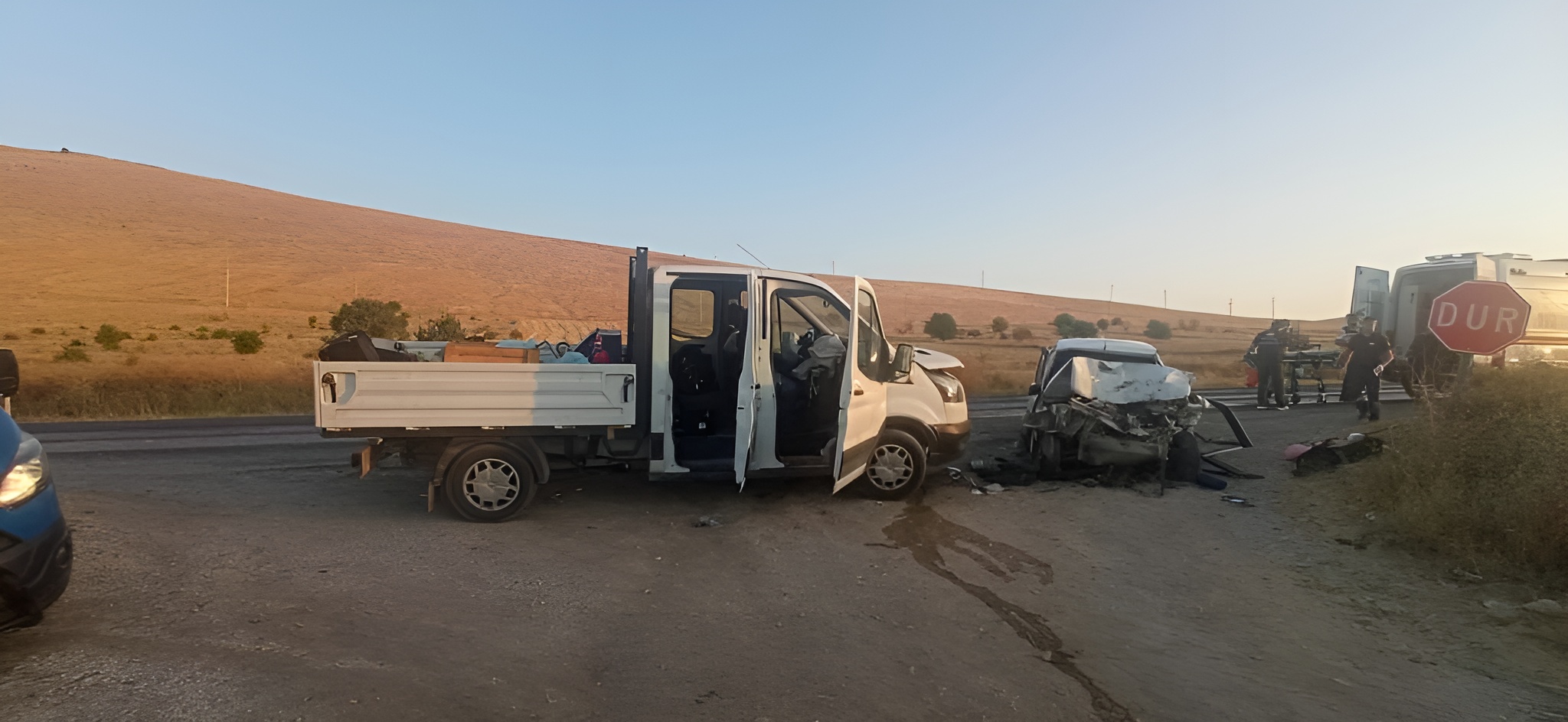 Afyonkarahisar’da, sürücü değiştirmek için yol kenarında duran kamyonete otomobilin çarpması