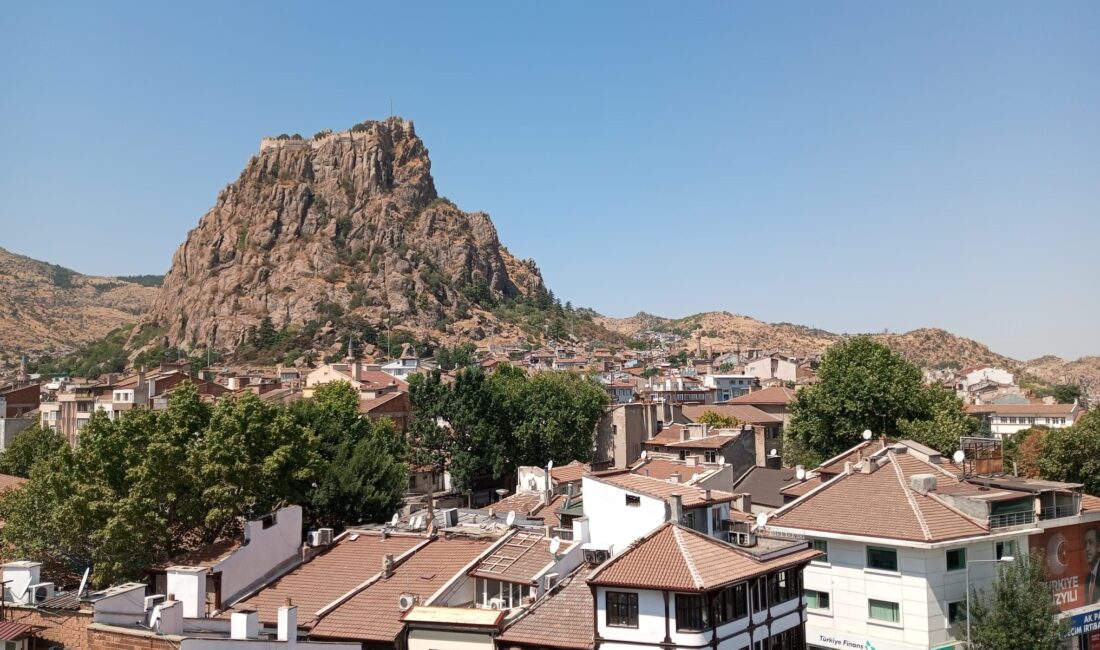 Afyonkarahisar yeni haftaya da sıcak ve yağışsız bir günle başladı.