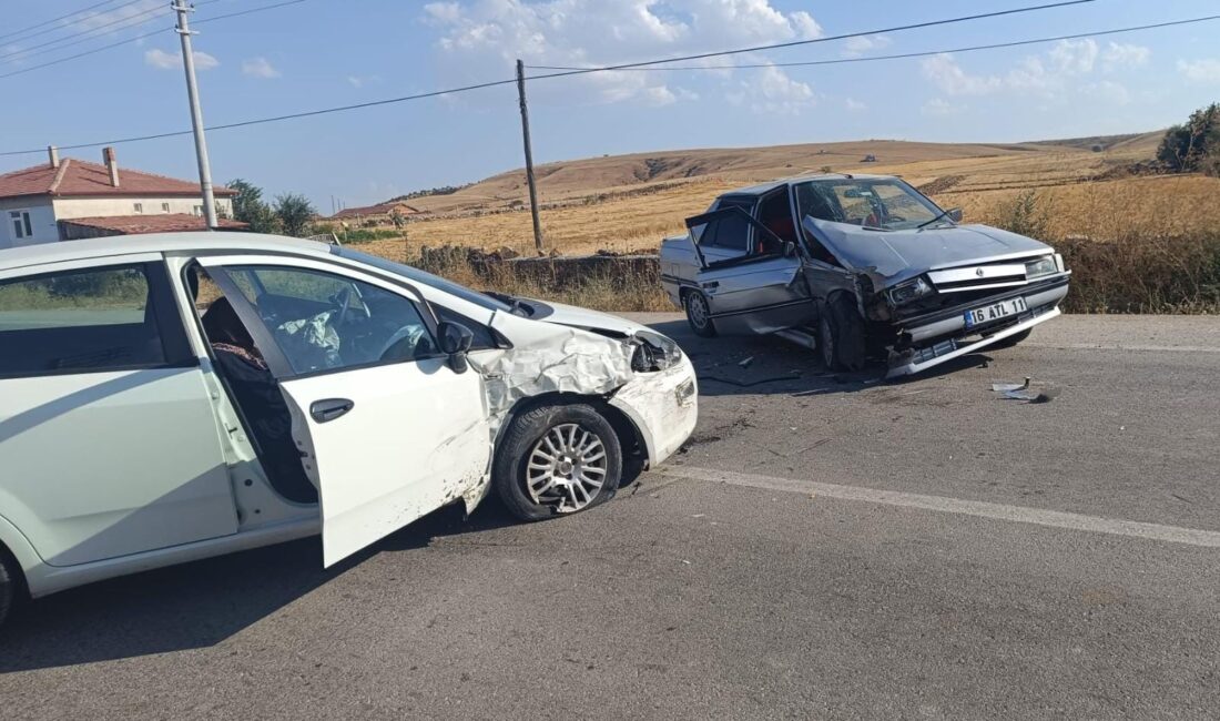 Afyonkarahisar’da iki otomobilin kafa kafaya çarpıştığı kazada 2 kişi yaralandı.