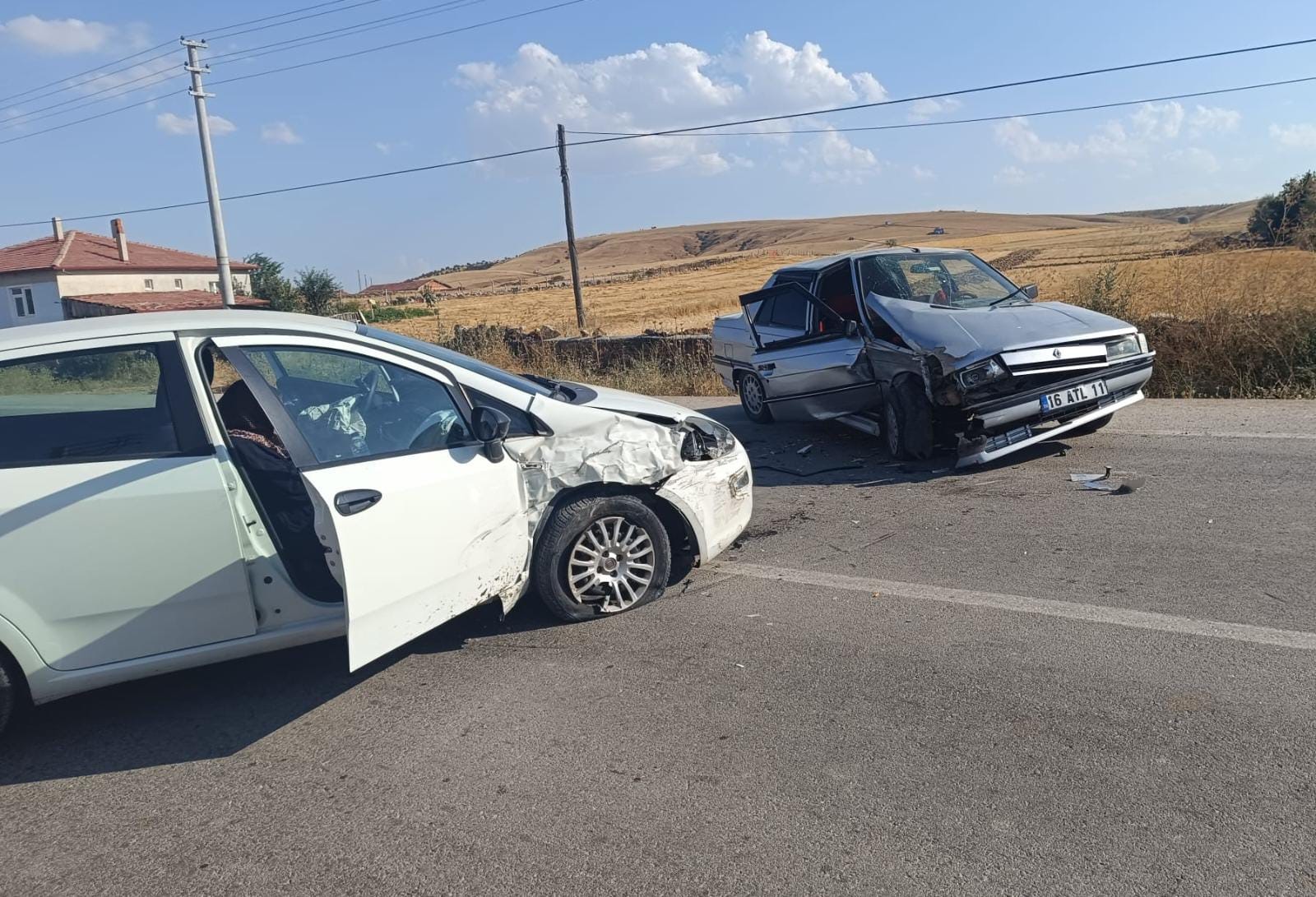 Afyonkarahisar’da iki otomobilin kafa kafaya çarpıştığı kazada 2 kişi yaralandı.