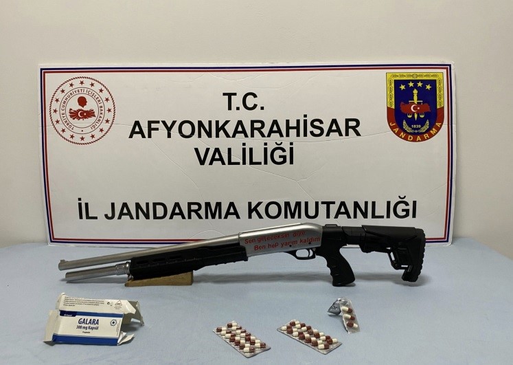 Afyonkarahisar merkeze bağlı Karaaslan köyünde ruhsatsız pompalı tüfek ile havaya