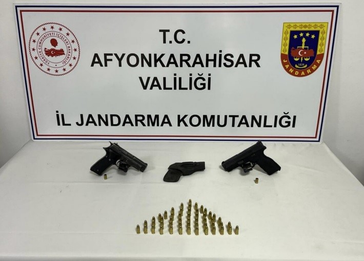 Afyonkarahisar’ın Bolvadin ilçesinde ruhsatsız silah ticareti yapan şahıslar jandarma tarafından