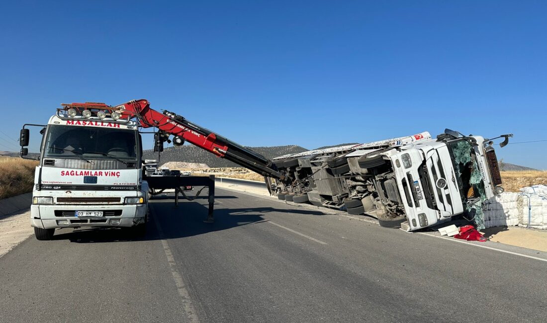 Afyonkarahisar’da boş çuval taşıyan tırın devrilmesi sonucu yaşanan trafik kazasında