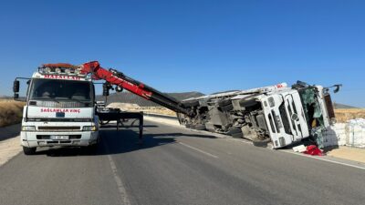 Afyonkarahisar’da boş çuval taşıyan tırın devrilmesi sonucu yaşanan trafik kazasında