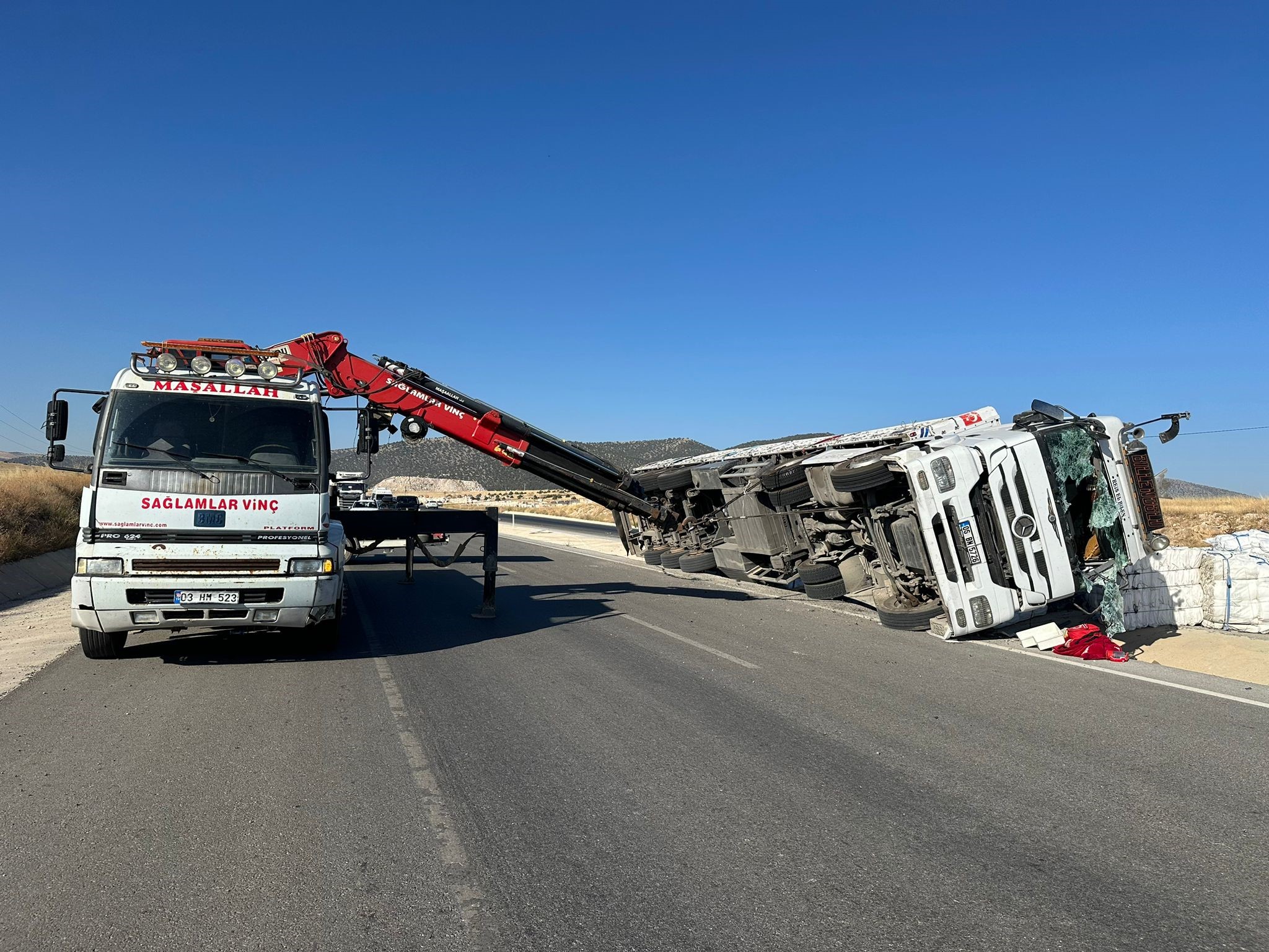 Afyonkarahisar’da boş çuval taşıyan tırın devrilmesi sonucu yaşanan trafik kazasında