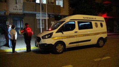 Kocaeli’nin Kartepe ilçesinde cadde ortasında motosikletli şüpheli tarafından başından ve