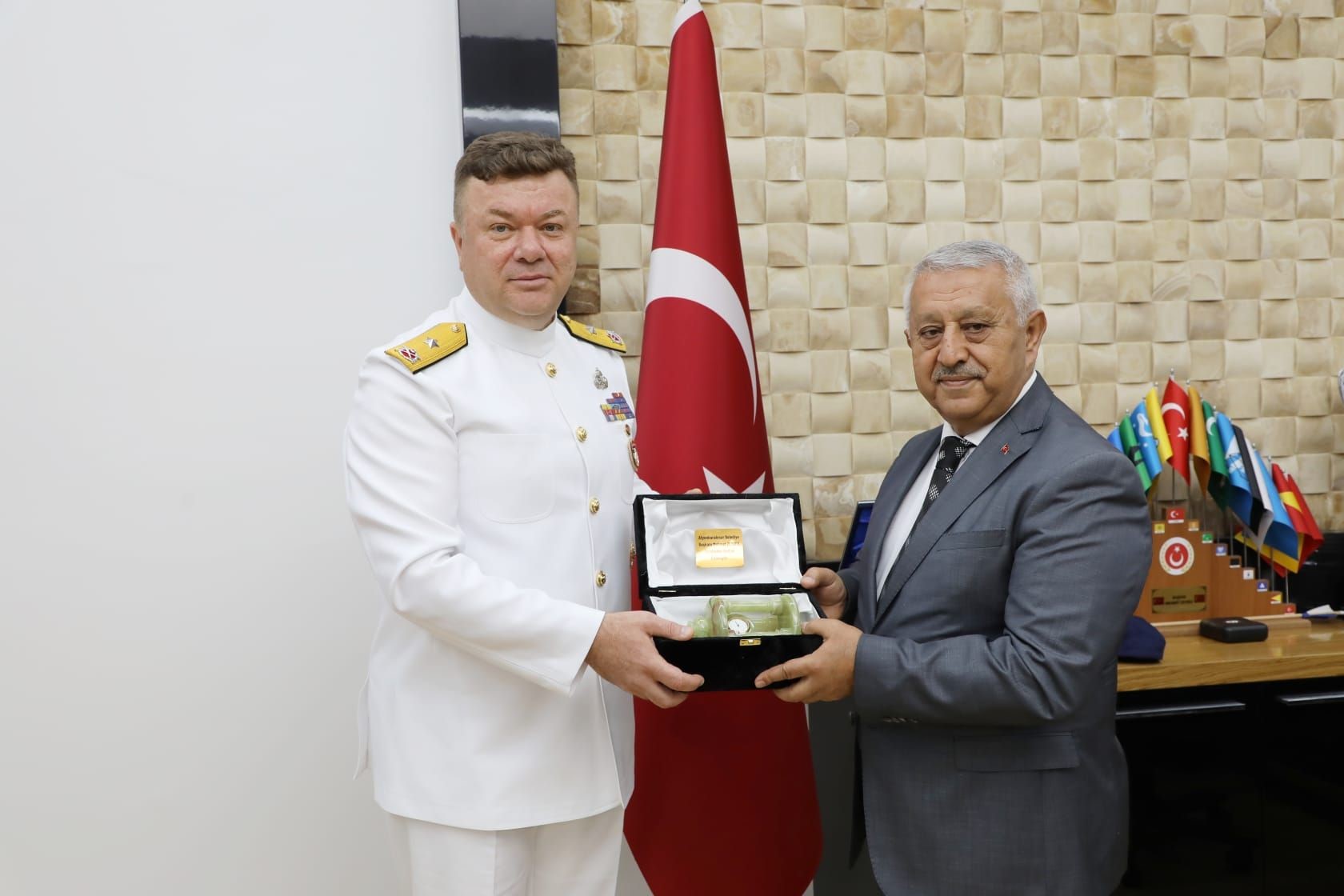 Afyonkarahisar Belediye Başkanı Mehmet Zeybek, kent protokol üyelerinin birlik ve