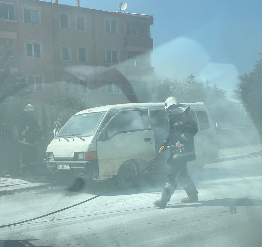 Afyonkarahisar’da seyir halindeki bir kamyonette çıkan yangın kısa süreli paniğe