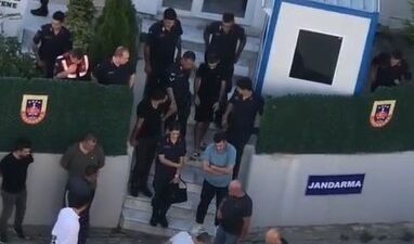 Kocaeli’de jandarma ekipleri, alınan istihbarat üzerine ticari taksiyi durdurdu. Bagajda