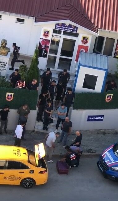 Kocaeli’de jandarma ekipleri, alınan istihbarat üzerine ticari taksiyi durdurdu. Bagajda