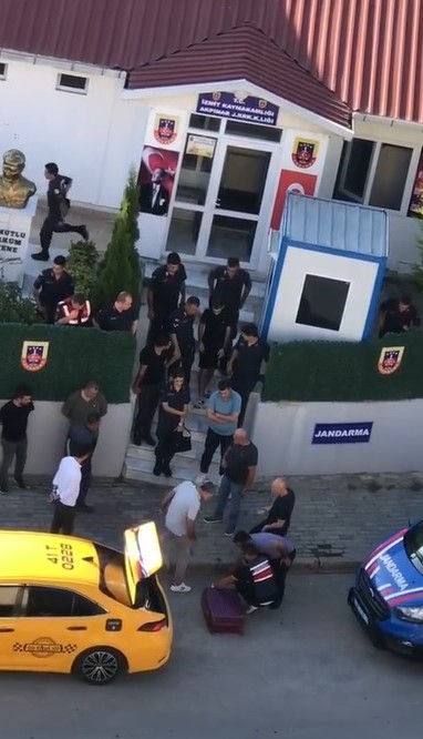 Kocaeli’de jandarma ekipleri, alınan istihbarat üzerine ticari taksiyi durdurdu. Bagajda