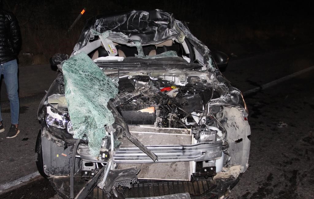 Afyonkarahisar’da otomobilin tıra arkadan çarptığı feci kazada yaşları 21 ile