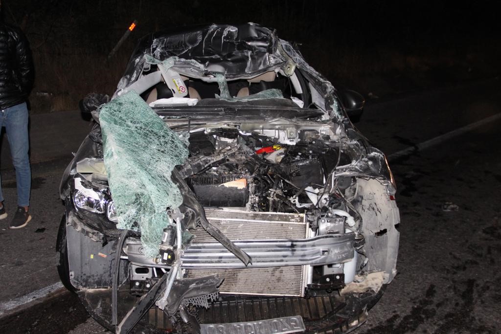 Afyonkarahisar’da otomobilin tıra arkadan çarptığı feci kazada yaşları 21 ile