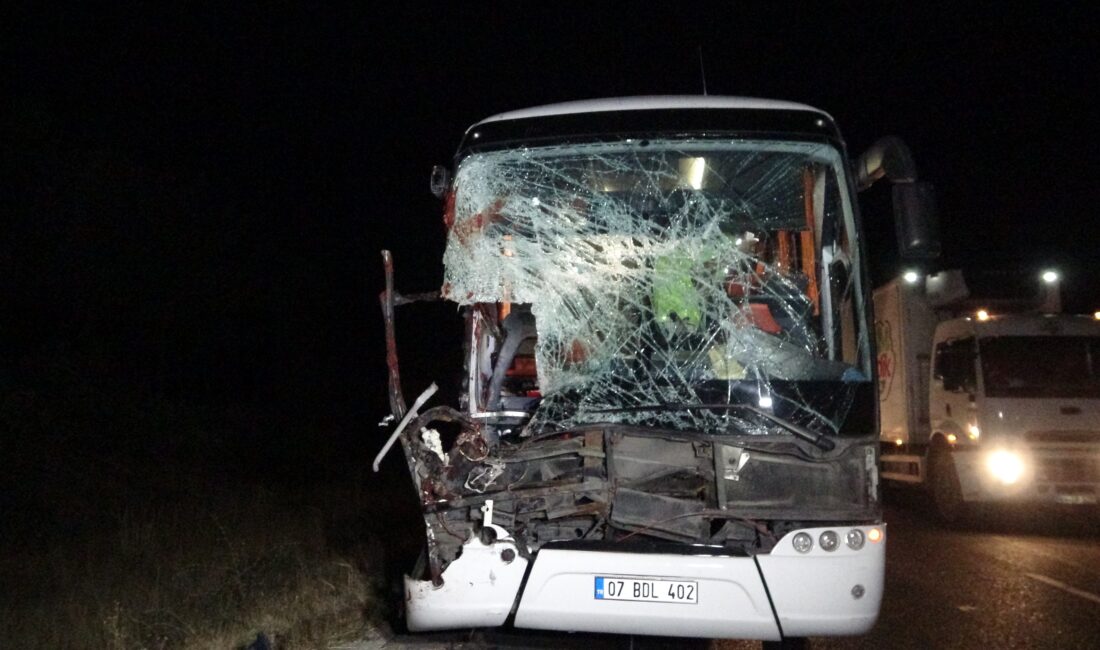 Uşak’ın Banaz ilçesi Dumlupınar Kavşağı yakınlarında yolcu otobüsünün tıra arkadan