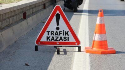 Afyonkarahisar’da otomobilin önünde seyreden traktöre arkadan çarpması sonucu yaşanan trafik