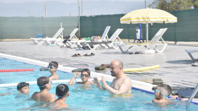 Afyonkarahisar’ın Dazkırı ilçesinde Belediye Başkanı İsmail Taylan, yüzme havuzunda çocuklarla