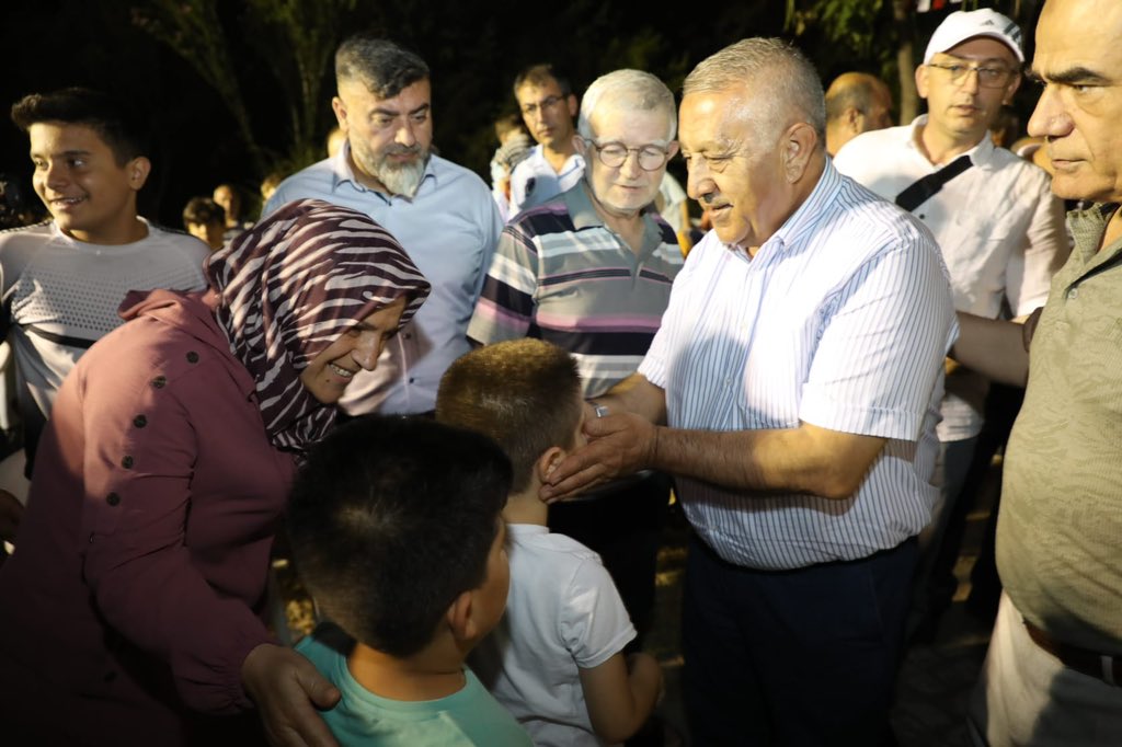 Afyonkarahisar Belediye Başkanı Mehmet Zeybek’in gelenekselleşen ‘Mahalle Buluşmaları’ programı sürüyor.