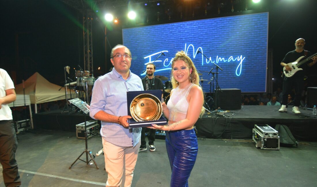 Afyonkarahisar’ın Sandıklı ilçesinde festivale katılan Ece Mumay, SMA hastası Azra