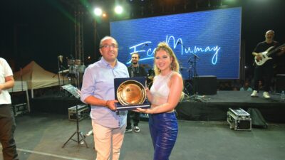 Afyonkarahisar’ın Sandıklı ilçesinde festivale katılan Ece Mumay, SMA hastası Azra