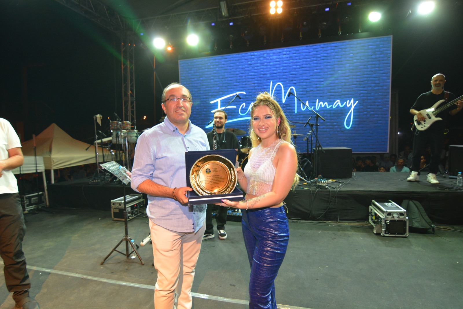 Afyonkarahisar’ın Sandıklı ilçesinde festivale katılan Ece Mumay, SMA hastası Azra