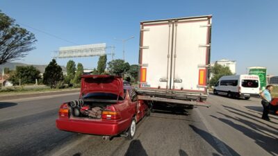 Kadaifcioglu restaurant önünde maddi hasarlı kaza meydana geldi. Kazaya bir