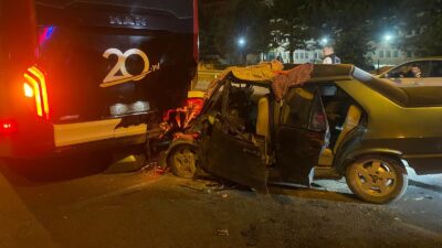 Uşak’ta kaza sonrası yolda bekleme yapan otobüse arkadan çarpan otomobilin