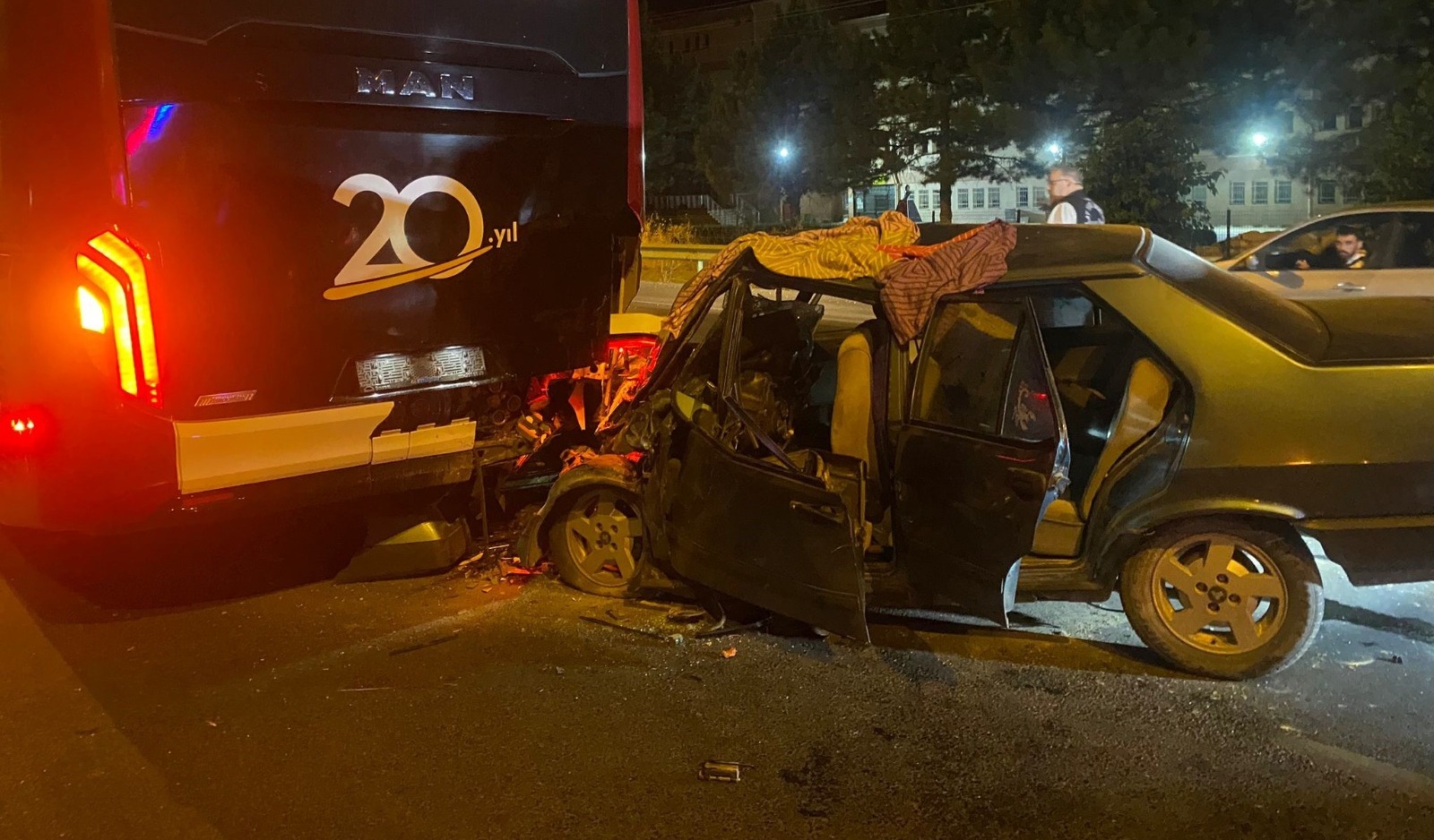 Uşak’ta kaza sonrası yolda bekleme yapan otobüse arkadan çarpan otomobilin