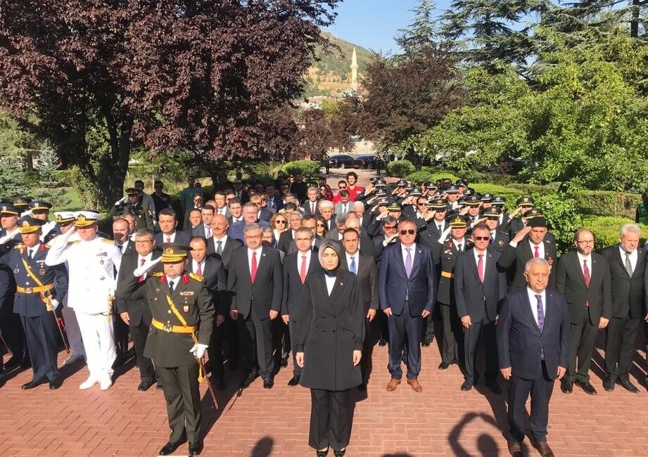 Afyonkarahisar’da, 30 Ağustos Zafer Bayramı protokol üyelerinin çelenk sunumları ile