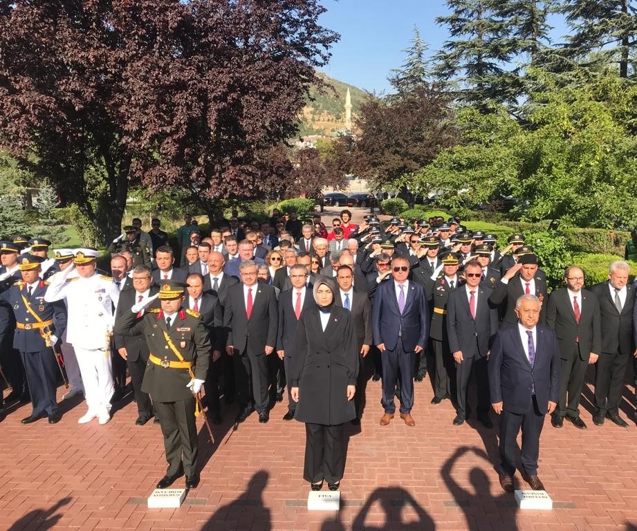 Afyonkarahisar’da, 30 Ağustos Zafer Bayramı protokol üyelerinin çelenk sunumları ile