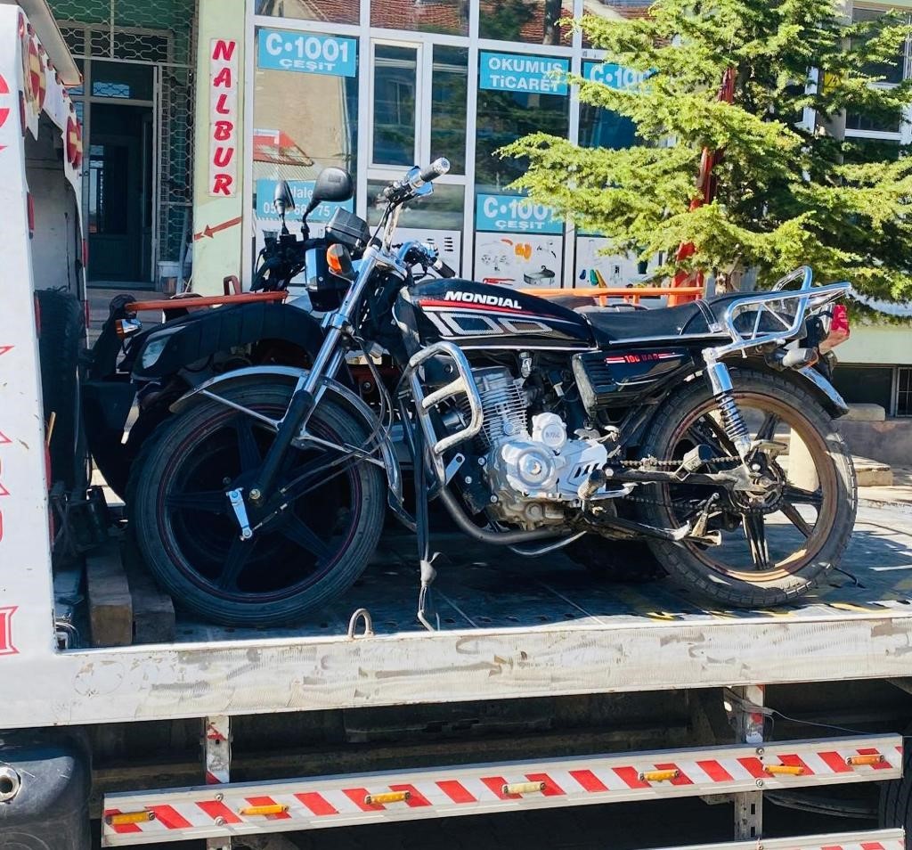 AFYONKARAHİSAR’IN BOLVADİN İLÇESİNDE JANDARMA TARAFINDAN GERÇEKLEŞTİRİLEN DENETİMDE 8 MOTOSİKLET TRAFİKTEN
